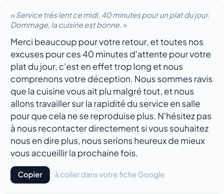 Capture réelle : un avis sur un service lent et la réponse rédigée par AvisNova, avec le bouton Copier